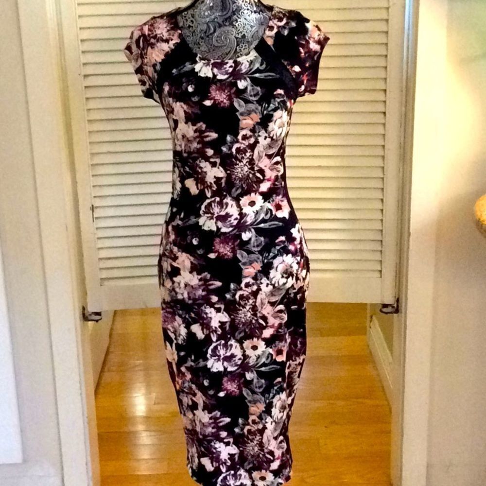 Floral bodycon with side lace cap sleeve. M